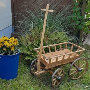 Leiterwagen aus Holz, im Garten